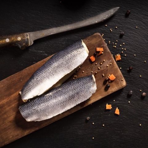 Traditionell hergestellter Bismarckhering Fiedlers Fischmarkt